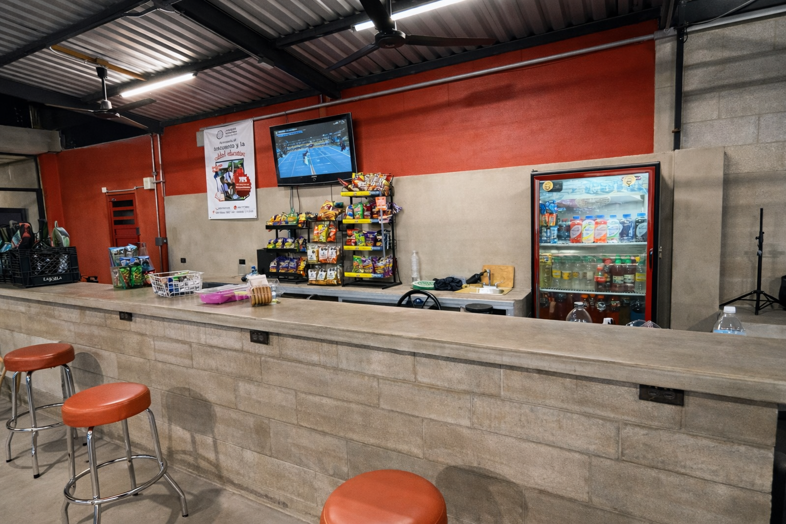 Barra de snacks y zona social del club